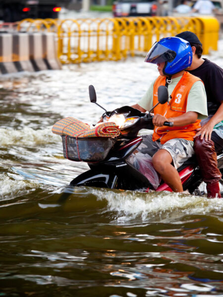 台風やゲリラ豪雨でバイクが水没したら・・・復活方法と対策のポイント