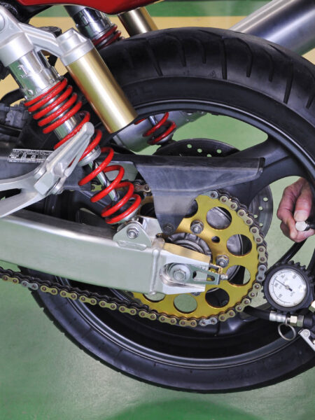 なぜバイクの空気圧は重要なのか？高すぎ・低すぎのリスクと確認方法を解説