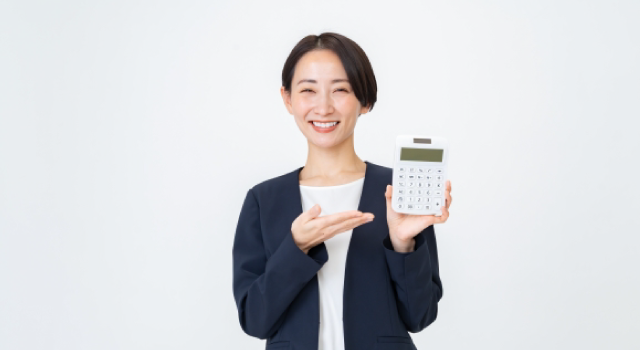 電卓を手にする笑顔の女性